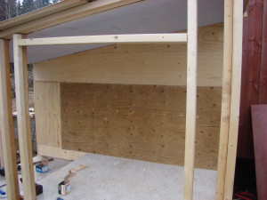 Innerväggarna är av återanvänd plywood.